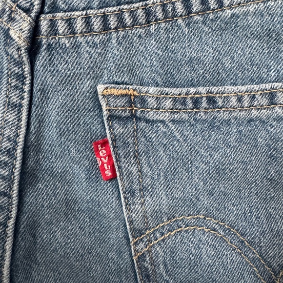 NWT Levi's Women's Blue Denim High Waisted Mom Shorts - Picture 3 of 7